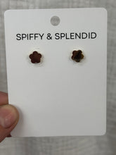 Load image into Gallery viewer, Flower Studs Gold